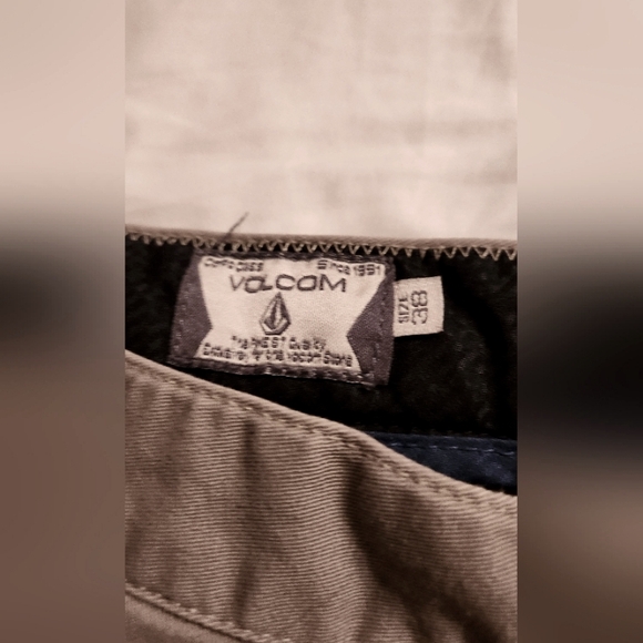 Volcom Men's Walking Shorts - Picture 4 of 5